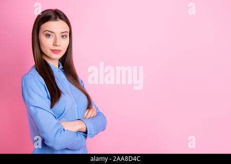 Photo du profil de l'auto-business lady avec bras croisés entre collègues d'attente pour démarrer bureau usure séminaire blue dotted shirt rose isolé Banque D'Images