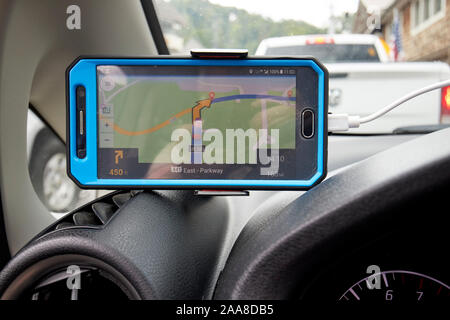 L'utilisation de téléphone cellulaire comme sat nav dans le trafic sur occupation us 441 au centre-ville de Gatlinburg tennessee usa Banque D'Images