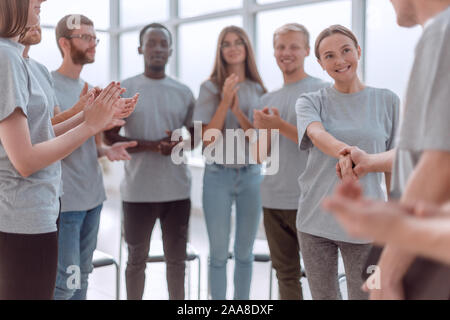 Groupe de contact des jeunes dans la salle de conférence. Banque D'Images