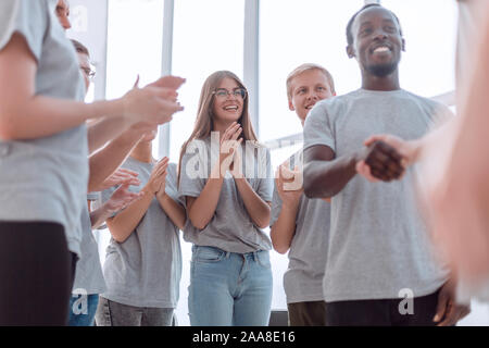 Groupe de contact de jeunes gens applaudir leur coach Banque D'Images