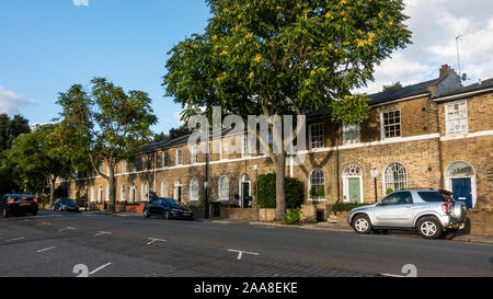 Londres, Angleterre, Royaume-Uni - 13 septembre 2017 : le soleil brille sur la banlieue traditionnelle de logement en terrasses dans le quartier d'Islington Barnsbury à Londres. Banque D'Images