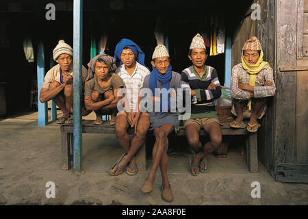 Groupe d'hommes du village en attendant peut-être pour travailler comme porteurs dans le village de Hille au Népal. Banque D'Images