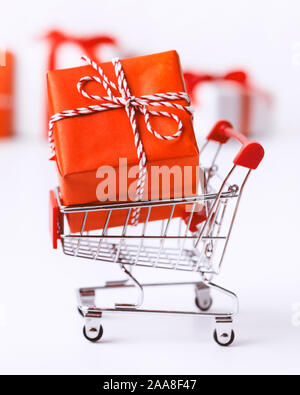 Close up de panier avec de gros cadeau de Noël fort Banque D'Images