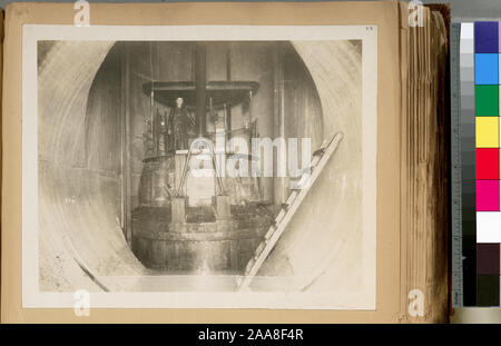 Une collection de photographies distinct accompagné d'un document dactylographié, classées liste de titres. ; aqueduc de Catskill. ... Durée du contrat 94. Le 28 avril 1915. Banque D'Images