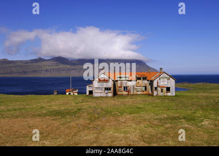 Ancien bâtiment de l'hôpital abandonné à l'embouchure d'Faskrudfjordur dans les Fjords de l'Est Région de l'Est de l'Islande. Banque D'Images