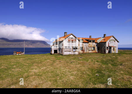 Ancien bâtiment de l'hôpital abandonné à l'embouchure d'Faskrudfjordur dans les Fjords de l'Est Région de l'Est de l'Islande. Banque D'Images