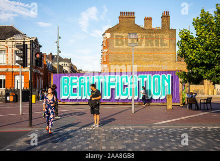 Londres, Angleterre, Royaume-Uni - 21 juillet 2015 : les piétons traverser une rue à Windrush Square à Brixton, un quartier du sud de Londres en situation gentrifica Banque D'Images