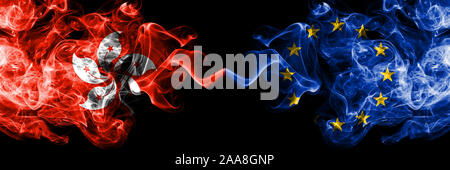 Hong Kong, la Chine contre l'Union européenne, membres de l'UE mystic smoky drapeaux placés côte à côte. Concept et l'idée d'épaisseur soyeuse de couleur fumée abstrait drapeaux Banque D'Images