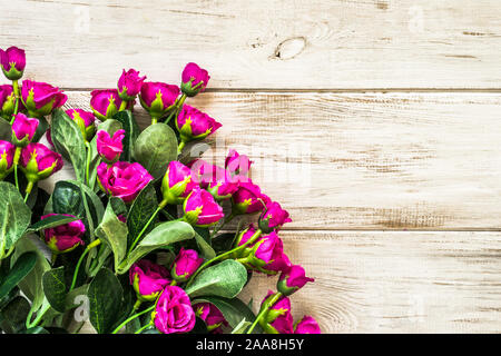 Bouquet de fleurs roses pour la journée de la femme ou de fond de carte de la fête des mères sur les planches de bois Banque D'Images