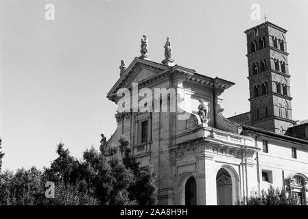 Un film 35mm noir et blanc de la Basilica di Santa Francesca Romana, dans le Forum Romain, Rome, Italie Banque D'Images