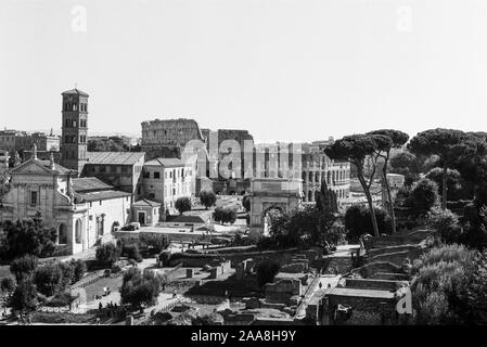 Un film 35mm noir et blanc photo du Colisée au coucher du soleil prises à partir d'une colline dans le Forum, Rome, Italie Banque D'Images