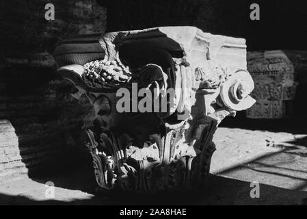 Un film 35mm noir et blanc photo du haut d'une colonne dans la maison d'Auguste sur la colline du Palatin à Rome, Italie Banque D'Images