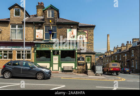Saltaire, England, UK - 1 juillet 2015 : Vintage la signalisation et décorer de garniture Fanny's Ale et cidre maison dans le voisinage du site du patrimoine mondial de Saltaire Banque D'Images
