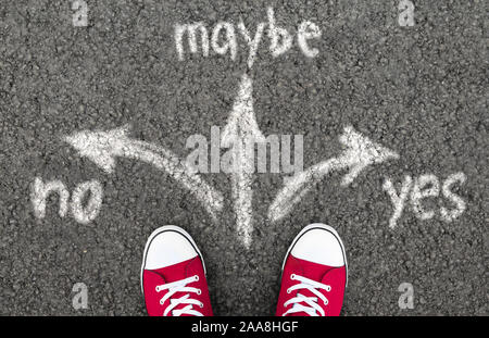 Adolescent choisir entre Oui, peut-être ou pas Banque D'Images