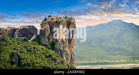 Les Météores médiévale Monastère de la Sainte Trinité en haut d'un pilier dans la roche des montagnes Les Météores, Thessalie, Grèce Banque D'Images