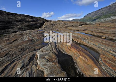 Des formations de roche sculpté de glace sous le glacier Svartisen, Svartisdalen, la Norvège. Banque D'Images