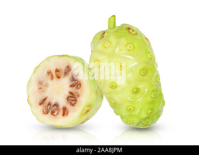 Le Noni ou Morinda Citrifolia fruit et demi tranche isolé sur fond blanc avec clipping path Banque D'Images