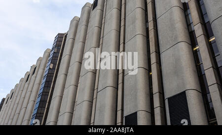 Leeds, Angleterre, RU - le 29 juin 2015 : un bâtiment en béton sur le campus de l'Université de Leeds. Banque D'Images