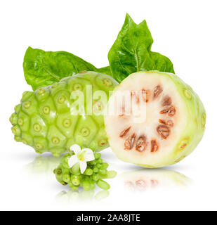 Le Noni ou Morinda Citrifolia et slice isolé sur fond blanc. Banque D'Images