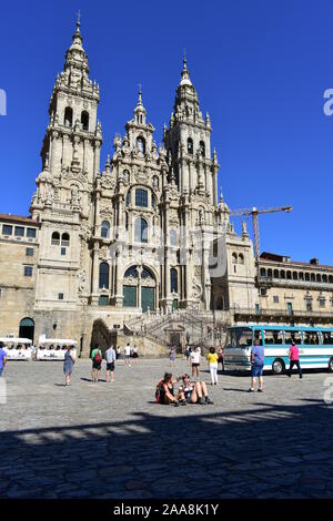 Avec des pèlerins de la cathédrale de la prise de vue à Plaza del Obradoiro avec de vieux bus de l'exposition. Santiago de Compostela, Espagne. Le 28 juillet 2019. Banque D'Images