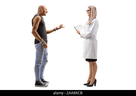 Profil de pleine longueur de balle une femme médecin et un homme d'avoir une conversation hipster isolé sur fond blanc Banque D'Images