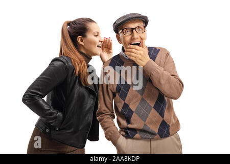 Young woman whispering pour un homme âgé isolé sur fond blanc Banque D'Images