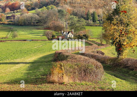 Un paysage rural dans les collines de Chiltern avec voie entre les champs Banque D'Images