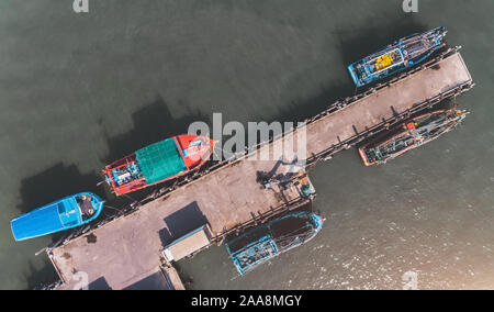 Haut de page vue du ciel de voile marina avec terrasse extérieure bien l'éclairage. Banque D'Images