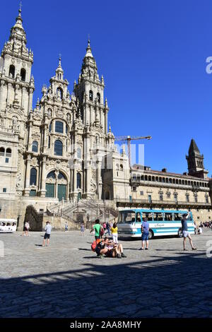 Avec des pèlerins de la cathédrale de la prise de vue à Plaza del Obradoiro avec de vieux bus de l'exposition. Santiago de Compostela, Espagne. Le 28 juillet 2019. Banque D'Images