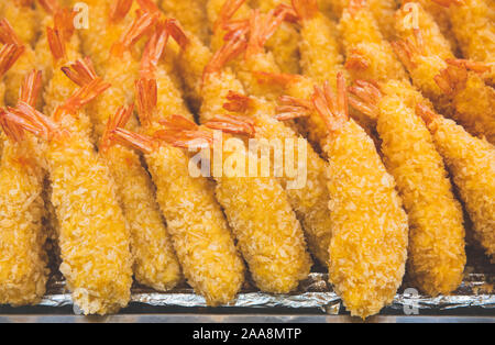 La cuisson des crevettes prêtes à manger dans le marché à faible et un éclairage chaleureux. Banque D'Images