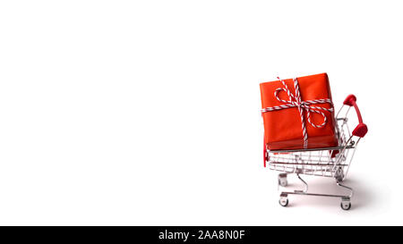 Panier avec grande boîte-cadeau sur fond blanc Banque D'Images