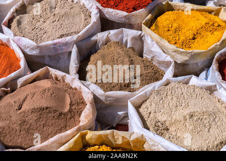 Les épices au marché de dimanche à Ouarzazate, Maroc. Banque D'Images