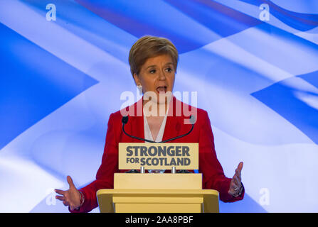 Dundee, Écosse, Royaume-Uni. 20 novembre 2019. Nicola Sturgeon fait un discours discours électoral à Dundee sur la menace des conservateurs à l'Écosse's services - Westminster d'alerte est définie pour être "englouti par Brexit chaos pour les années à venir" ce qui souligne la nécessité pour l'Ecosse pour être en mesure de choisir un avenir meilleur avec l'indépendance. Iain Masterton/Alamy Live News. Banque D'Images