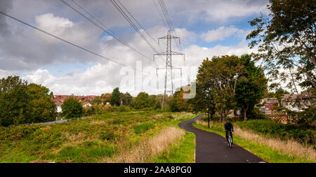 Bristol, Angleterre, Royaume-Uni - Octobre 3, 2012 : Un cycliste se déplace sur une nouvelle piste cyclable dans Lockleaze dans la banlieue nord de Bristol. Banque D'Images