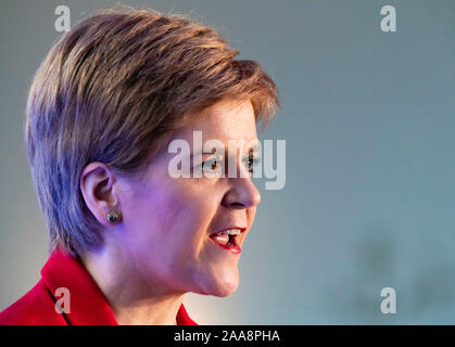 Dundee, Écosse, Royaume-Uni. 20 novembre 2019. Nicola Sturgeon fait un discours discours électoral à Dundee sur la menace des conservateurs à l'Écosse's services - Westminster d'alerte est définie pour être "englouti par Brexit chaos pour les années à venir" ce qui souligne la nécessité pour l'Ecosse pour être en mesure de choisir un avenir meilleur avec l'indépendance. Iain Masterton/Alamy Live News. Banque D'Images