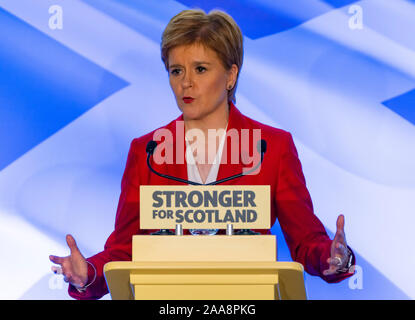 Dundee, Écosse, Royaume-Uni. 20 novembre 2019. Nicola Sturgeon fait un discours discours électoral à Dundee sur la menace des conservateurs à l'Écosse's services - Westminster d'alerte est définie pour être "englouti par Brexit chaos pour les années à venir" ce qui souligne la nécessité pour l'Ecosse pour être en mesure de choisir un avenir meilleur avec l'indépendance. Iain Masterton/Alamy Live News. Banque D'Images