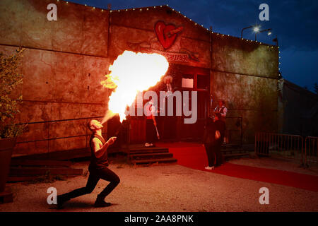 Cabaret Sauvage, Paris - France - 09/27/17 mangeur de feu à Paris faire le spectacle. Banque D'Images