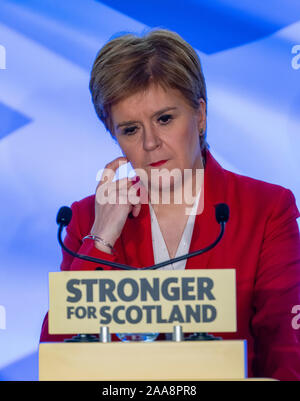 Dundee, Écosse, Royaume-Uni. 20 novembre 2019. Nicola Sturgeon fait un discours discours électoral à Dundee sur la menace des conservateurs à l'Écosse's services - Westminster d'alerte est définie pour être "englouti par Brexit chaos pour les années à venir" ce qui souligne la nécessité pour l'Ecosse pour être en mesure de choisir un avenir meilleur avec l'indépendance. Iain Masterton/Alamy Live News. Banque D'Images