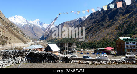 Chitkul inde Mai 2019 - vue panoramique de l'Inde, dernier village. Le terrain entier est entouré de montagnes himalayennes Kailash, vergers, maisons Banque D'Images