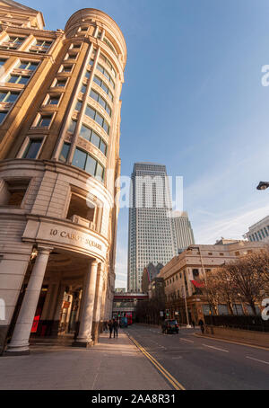 Londres, Angleterre, Royaume Uni - 10 décembre 2011 : le soleil brille sur les immeubles de bureaux modernes dans le quartier des affaires de Canary Wharf à l'Est de Londres. Banque D'Images