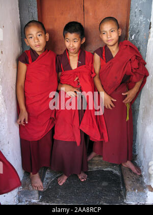 Phuentsholing, Bhoutan - Jun 21, 2007 : les jeunes moines Bhutanase debout sur les marches d'un monastère à Phuentsholing Ville, le Bhoutan, l'Asie du Sud Banque D'Images