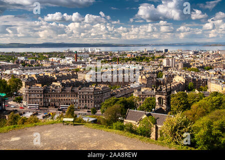 Édimbourg, Écosse, Royaume-Uni - Mai 30, 2011 : le soleil brille sur la ville et sur les quais de Leith vus de Calton Hill. Banque D'Images