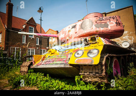 Londres, Angleterre, Royaume-Uni - 4 mai 2011 : le réservoir de façon Mandela, une ancienne citerne T-34 soviétique, se trouve dans les friches de l'Old Kent Road dans le sud de Londres. Banque D'Images