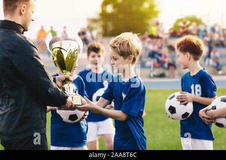 Happy Smiling Young Boys célébrer Sports Soccer Football Championship. Équipe gagnante de tournoi de football pour les jeunes. Carrière sportive. Les jeunes P Soccer Banque D'Images
