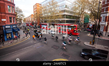 Londres, Angleterre, Royaume-Uni - 12 Avril 2011 : une foule de navetteurs cyclistes passent par une jonction dans le centre de Londres. Banque D'Images