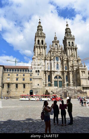 Santiago de Compostela, Espagne. Le 4 août 2019. Avec des pèlerins de la cathédrale de la prise de vue à l'étape finale du Camino de Santiago. Plaza del Obradoiro. Banque D'Images