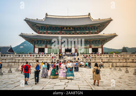 Séoul Corée , 25 septembre 2019 : Gyeongbokgung Palace salle du trône principal aka Geunjeongjeon vue par les touristes dans la vinaigrette traditionnelle Hanbok S à Séoul Banque D'Images