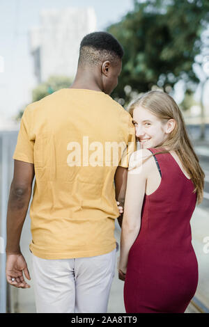 Couple de garçon et fille heureuse marche autour de la ville de Barcelone Banque D'Images