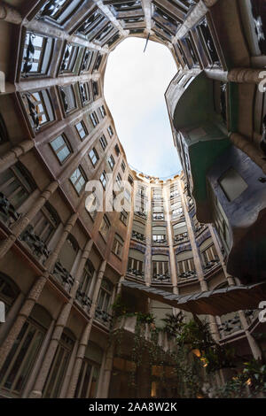 Casa Mila atrium, Barcelone, Espagne. Regardant vers le haut dans l'atrium de la Casa Mila de Gaudi conçu, Barcelone. Banque D'Images