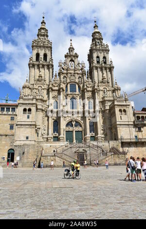 Santiago de Compostela, Espagne. Le 4 août 2019. Avec des pèlerins de la cathédrale de la prise de vue à l'étape finale du Camino de Santiago. Plaza del Obradoiro. Banque D'Images